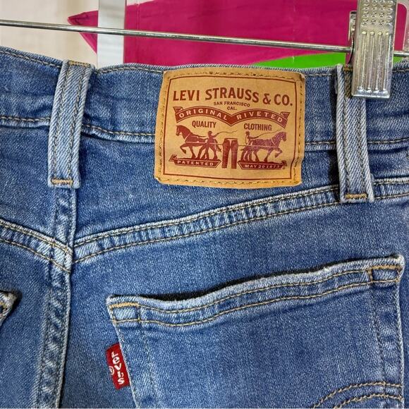 Levi's Blue Jean Shorts with Distressing. Size 25 High Rise. Excellent condition - Picture 4 of 9